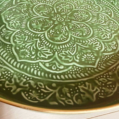 Table basse avec plateau rond en métal émaillé coloris vert tamegroute D44cm amovible