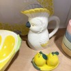 Pichet, carafe ou vase Perruche en grès jaune et blanc