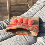 Pochette S colorée en jute naturelle avec 4 pompons